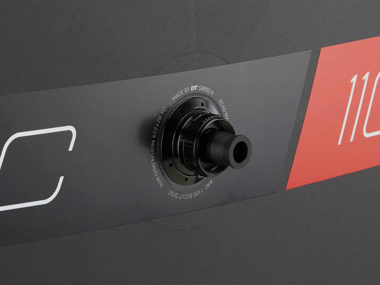 Dt-swiss Roue Pleine En Carbone ARC 1100 DICUT Disc Center Lock 28" – Image 3